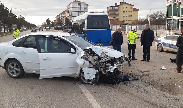 Otomobil ve yolcu minibüsü çarpıştı: 7 yaralı