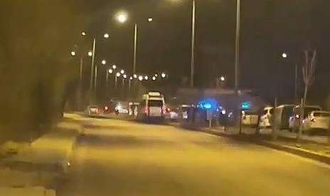 Polisi bıçakladı, fazla kaçamadan yakalandı