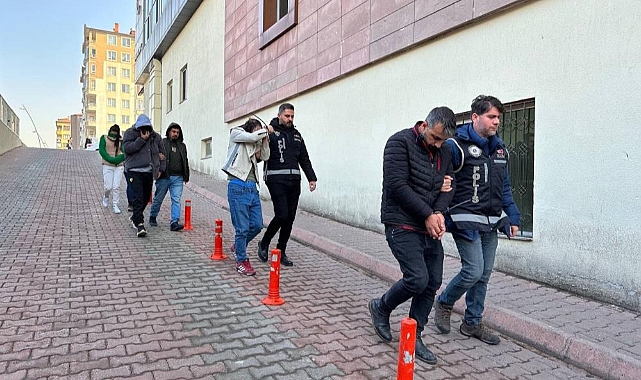 Sahte parayla alışveriş yapınca yakayı ele verdiler
