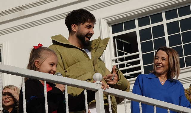 Şarkıcı Sefo bir öğrencinin seçim vaadi üzerine Bursa'daki okulu ziyaret etti