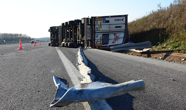 Sebze ve meyve yüklü TIR devrildi!