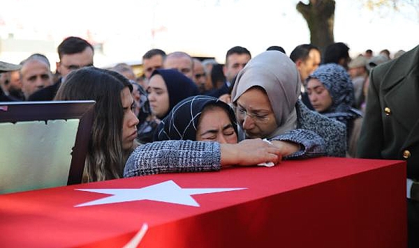 Şehit sözleşmeli er, gözyaşlarıyla toprağa verildi
