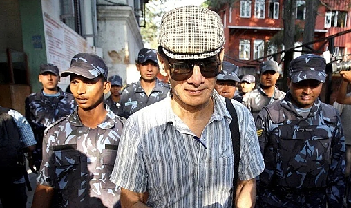 Serbest bırakılan seri katil Sobhraj Fransa'ya döndü