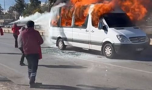 Servis minibüsü alev alev yandı: Sürücüler seferber oldu