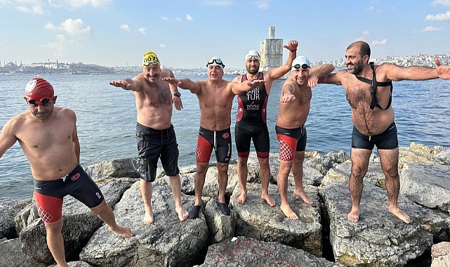 Soğuk havaya aldırmadan boğazın derin sularına atladılar