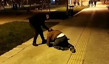 Taciz iddiasına sokak ortasında meydan dayağı