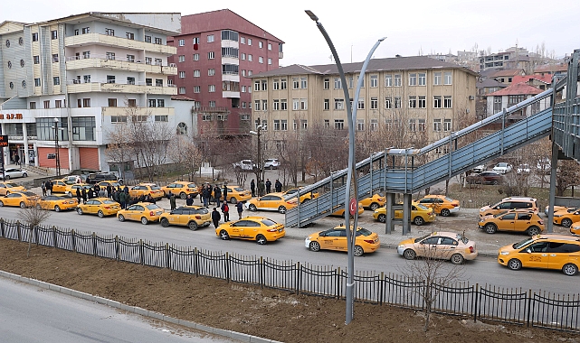 Taksiciler kontak kapattı: Durak eylemi