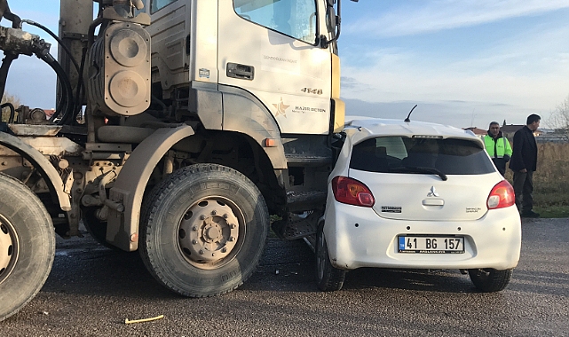 Tankerle otomobil çarpıştı: 2 yaralı
