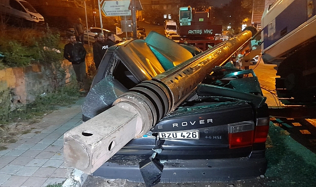 Tonlarca ağırlığındaki demir parçası cipin üzerine devrildi