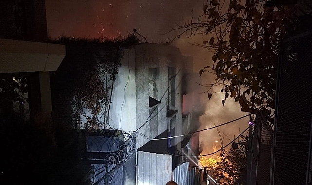 Üç katlı metruk bina alevlere teslim oldu