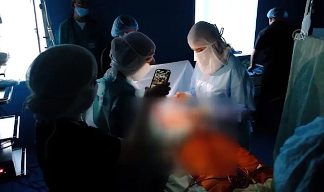 Ukrayna'da doktorlar telefon ışıklarıyla ameliyat yapıyor