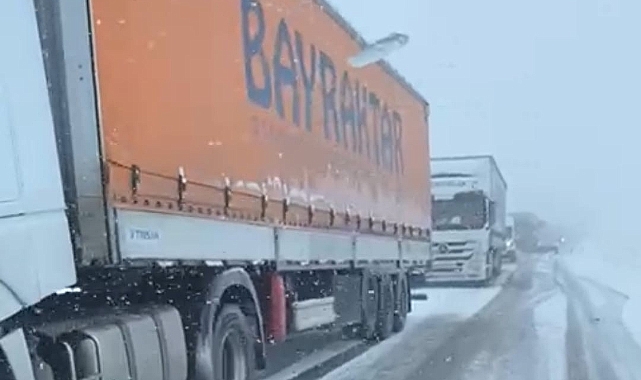 Ulaşıma kar engeli! Araçlar yolda kaldı