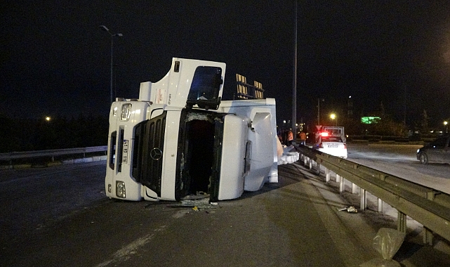 Virajı alamayan kağıt yüklü TIR devrildi