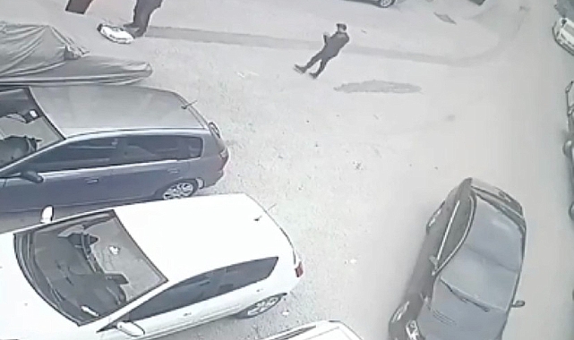 Virajı alamayan sürücü, park halindeki otomobile çarptı