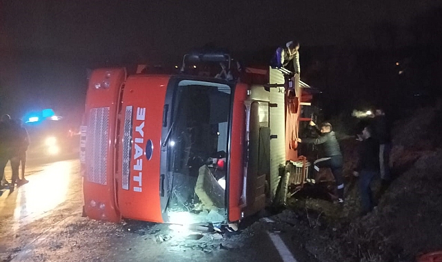 Yangına giden itfaiye aracı devrildi