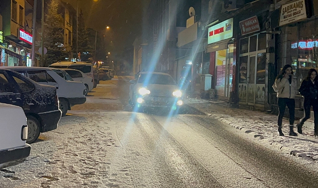 Yoğun kar yağışı kenti beyaza bürüdü
