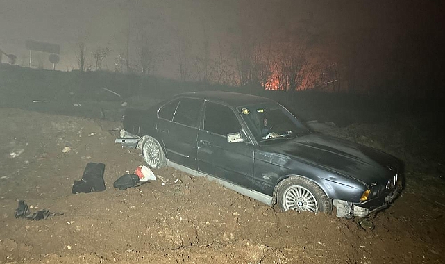 Yoğun siste yoldan çıkan araç tarlaya uçtu