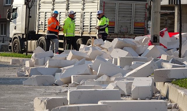 Yola dökülen gaz beton, trafiği aksattı