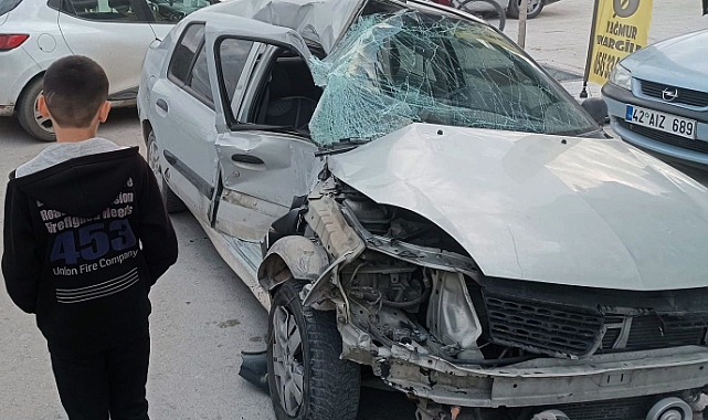 Yolcu minibüsü ile otomobil çarpıştı