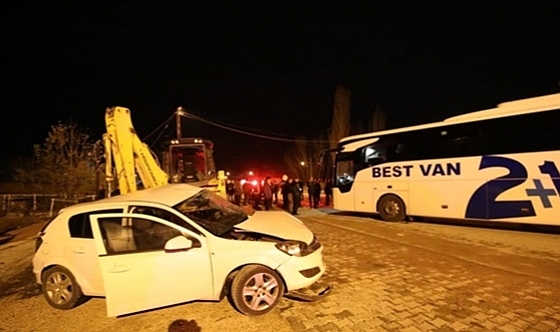 Yolcu otobüsüyle otomobil çarpıştı