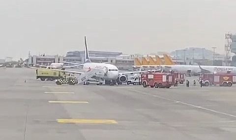 Yolcu uçağının lastiği patladı!