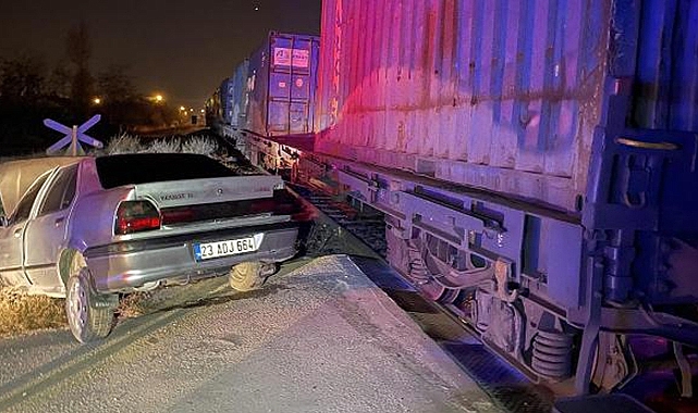 Yük treni otomobile çarptı