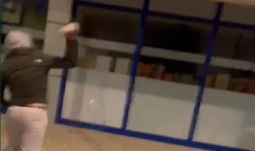 Zincir marketin camını taşla kırıp “Devlet baba” yazdılar