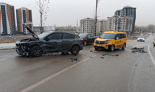 Zincirleme kaza: 1'i polis 4 yaralı
