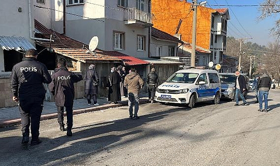 3 çocuğunun annesi eşini bıçaklayarak öldürdü