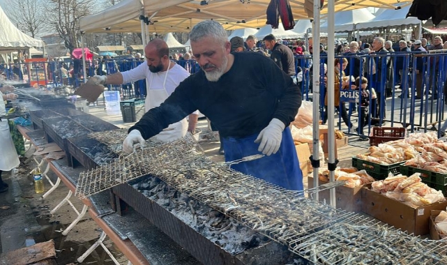7'den 70'e binlerce kişi Hamsi Festivali'nde horon oynadı
