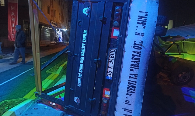 Alt geçidie çarpan kamyon devrildi