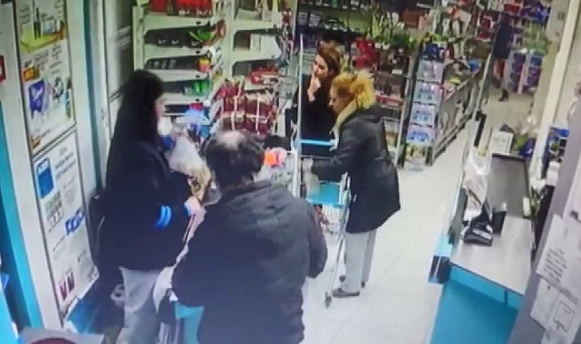 Anne ve kızı tartıştıkları kasiyere saldırdı