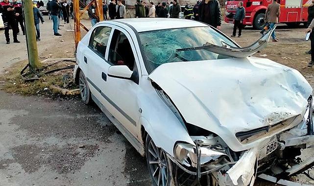 Anne ve oğluna savrulan otomobil çarptı