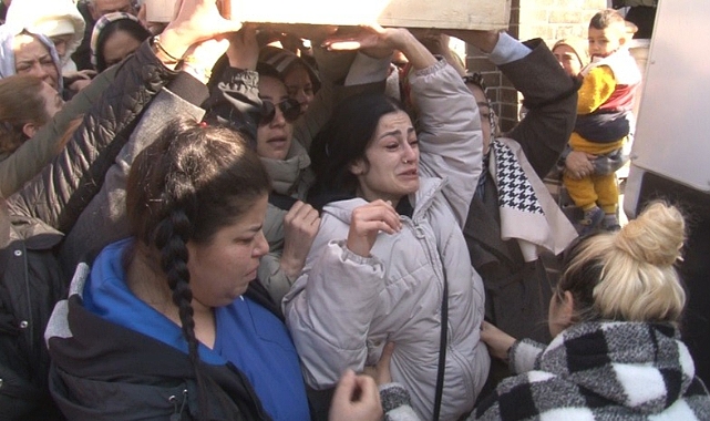 Annesinin tabutunu omuzladı: "Çok ağır, taşıyamıyorum"