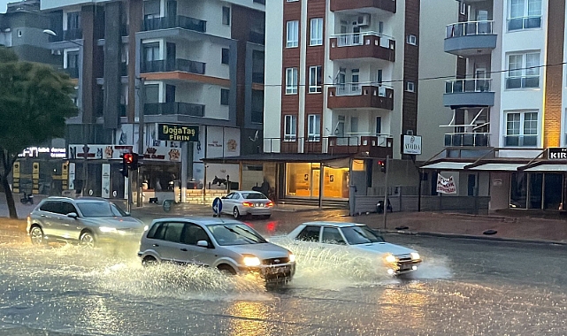 Antalya'da kuvvetli yağış sürüyor