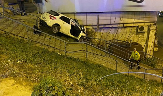 Araç korkuluklarda asılı kaldı: Sürücü çocuk çıktı