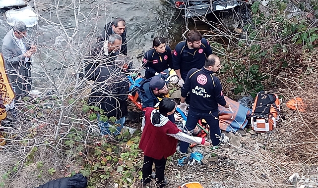 Araçla dereye düşmüşlerdi! Kurtarıldılar