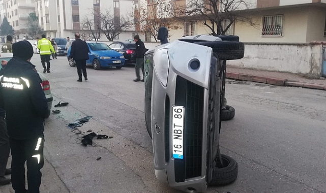Araçlara çarparak devrildi: 2 yaralı