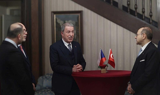 Bakan Akar, Çekya'ya geldi