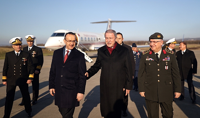 Bakan Akar'dan Donanma Komutanlığı'na ziyaret
