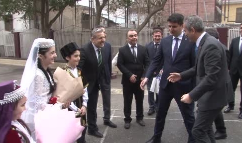 Bakan Özer'den Bakü'deki Türk okullarına ziyaret