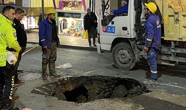 Boru patladı, yol çöktü