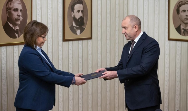 Bulgaristan'da sosyalistler, görevi Cumhurbaşkanı Radev'e iade etti