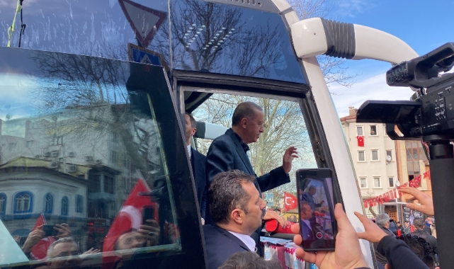 Bursa'da binlerce kişi Cumhurbaşkanı Erdoğan'ı karanfillerle karşıladı