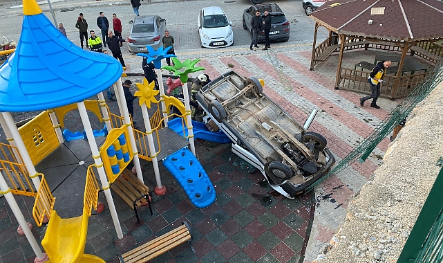 Bursa'da bir araç çocuk parkına uçtu