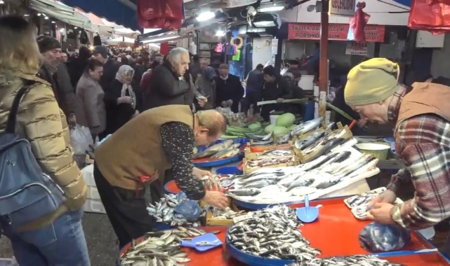 Bursa'da havalar soğudu, balık tezgahları şenlendi