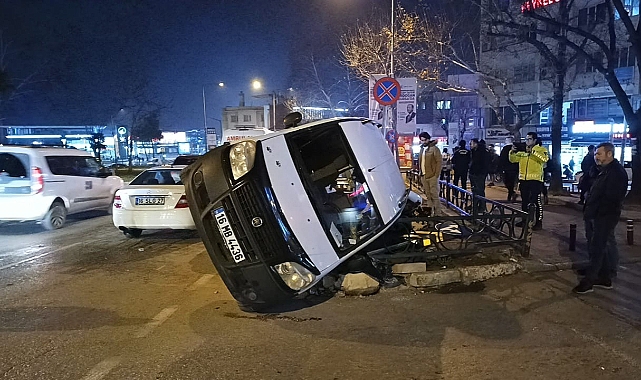 Bursa'da kaza yapan araç yan yattı