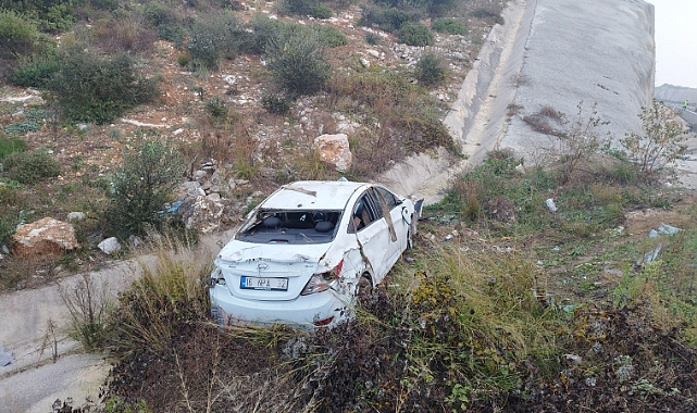 Bursa'da otomobil bariyerleri aşıp şarampole uçtu