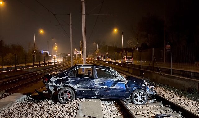 Bursa'da otomobil metro raylarına girdi