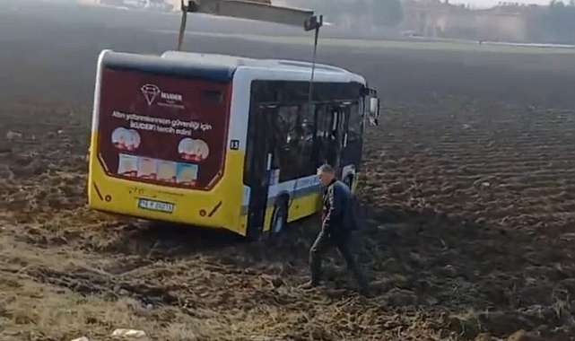 Bursa'da yokuş aşağı saldığı otobüs tarlaya girdi